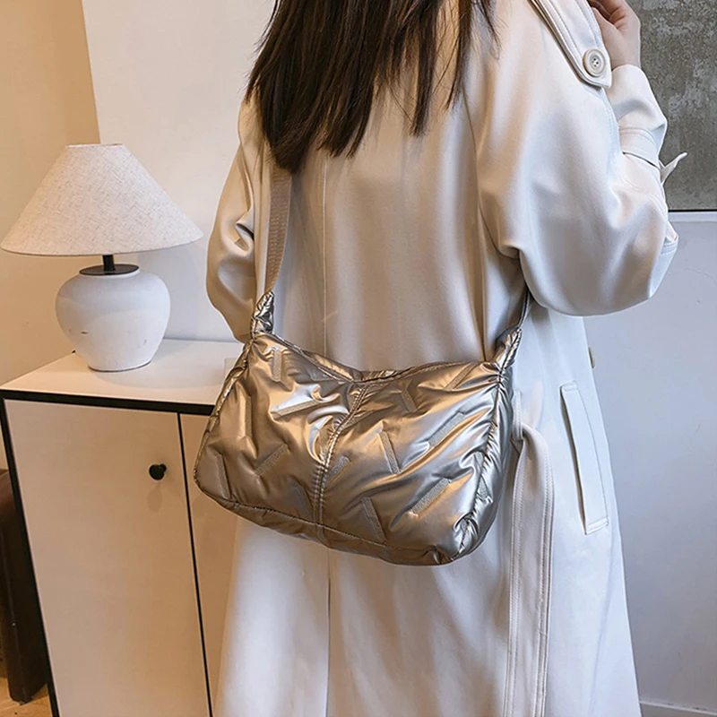 Mode Puffy Hobo Bag Daunen Tote Handtaschen Frauen Stepp Tote Tasche Große Kapazität Gepolsterte Schulter Tasche Casual Winter Pendeln Tasche – Detail 4