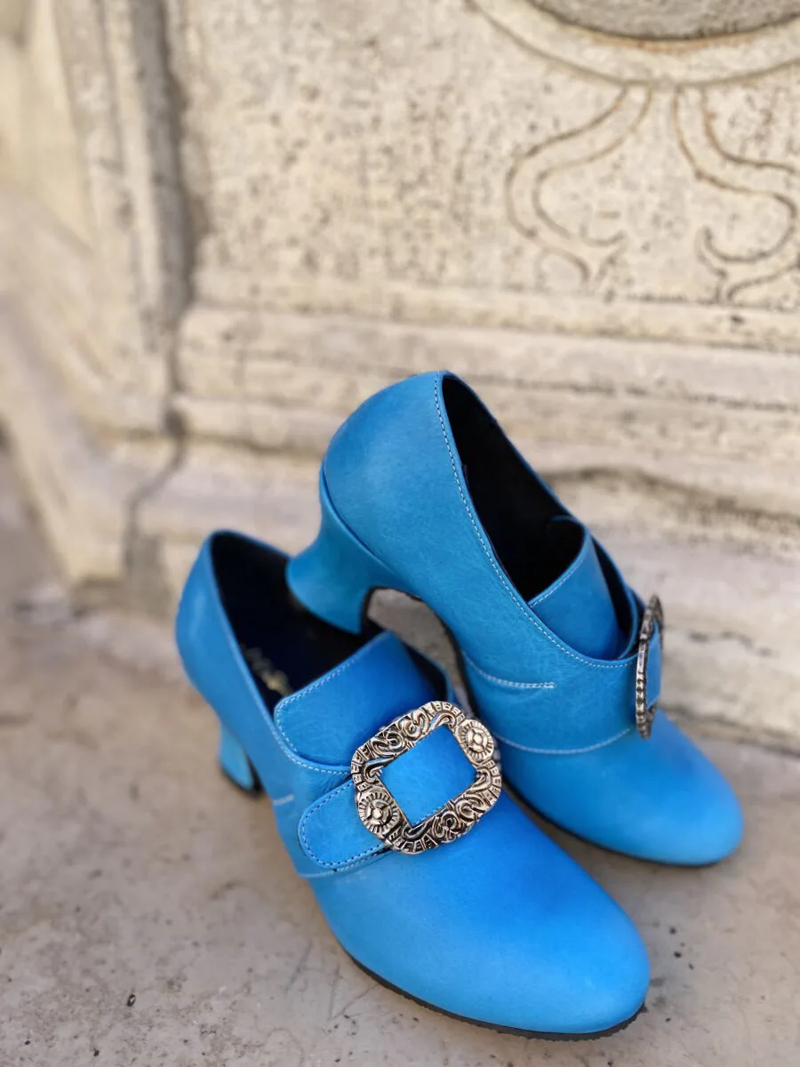 Retro-Western, mittelalterliche, renaissanceartige Rollenspiele, edle Herren- und Damenmode, einfarbige High Heels, Partyschuhe, Halloween-Kostüm. – Detail 2