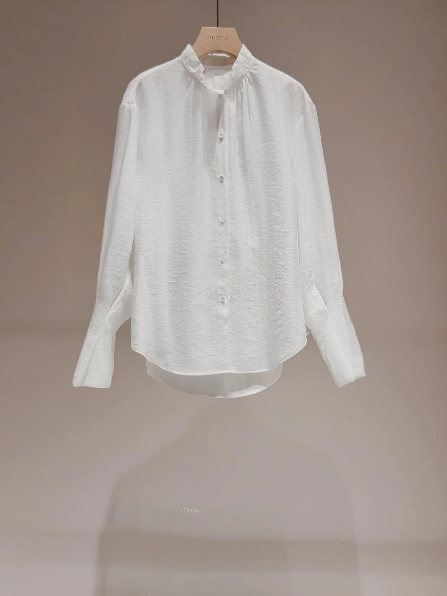 

Белая льняная свободная блузка с длинными рукавами и рюшами для женщин: дышащая, влагоотводящая, с защитой от солнца