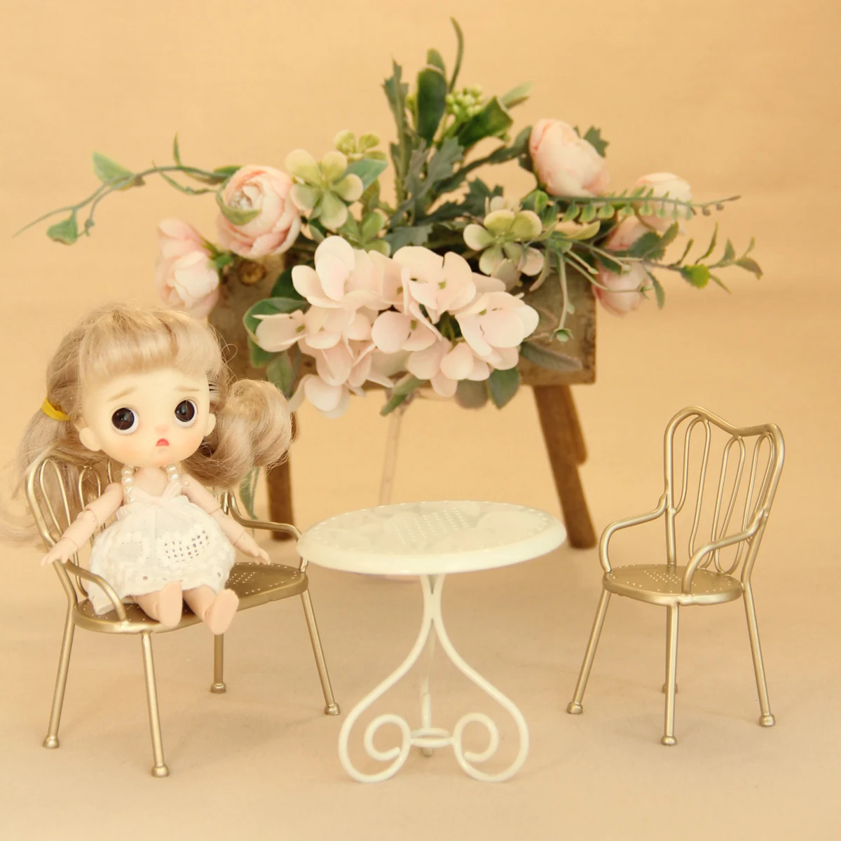 ألعاب مسرح 1:12 طاولة وكرسي من الحديد المطاوع المقلد المصغر مكونة من ثلاث قطع مناسبة لتزيين بيت الدمى Bjd Ob11