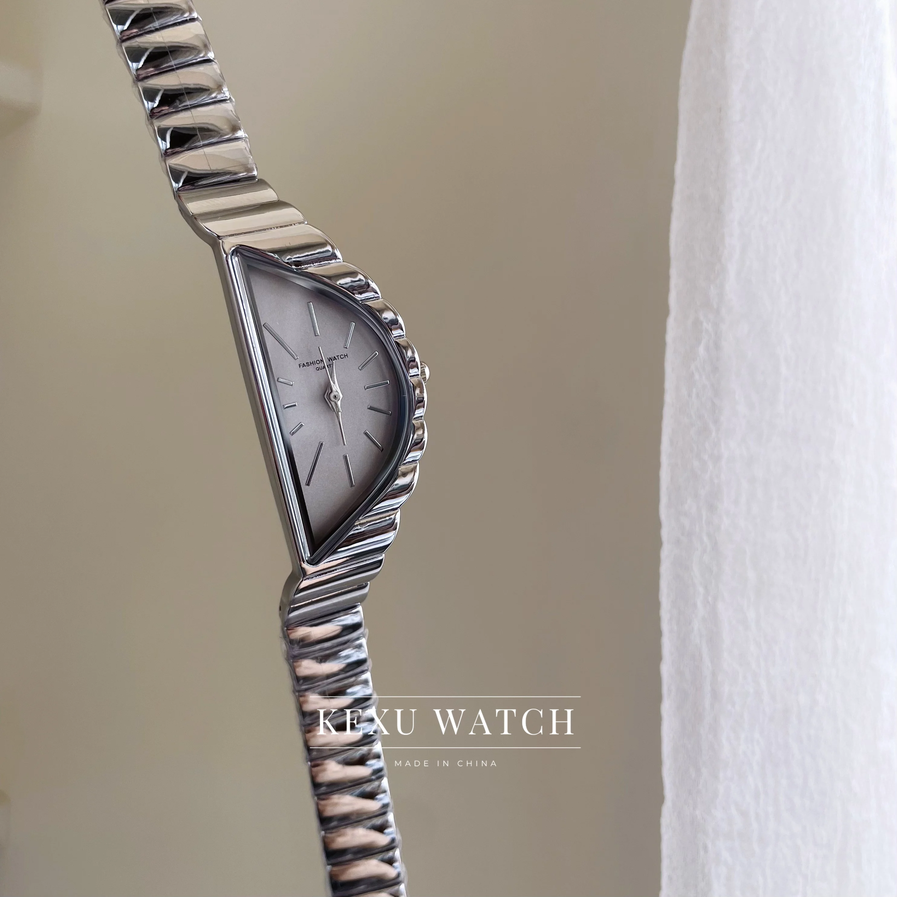 Relógio feminino em formato de meia lua de inspiração vintage, relógio elegante com pulseira de ouro/prata para mulheres, relógio feminino em formato de meia lua