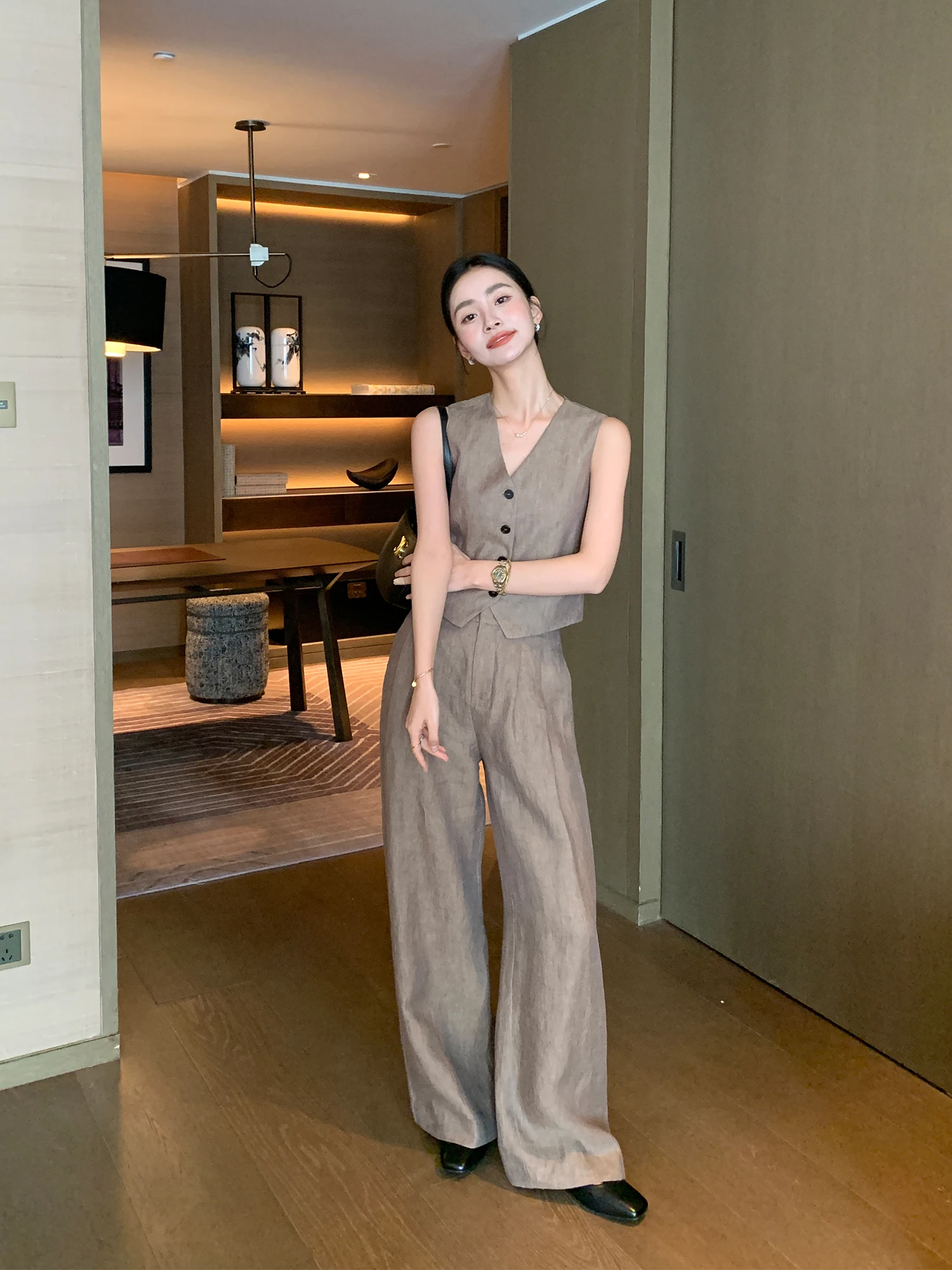 

Костюмный комплект MavenLin из высококачественного льна: жилет с V-образным вырезом и широкие брюки. Модный летний повседневный комплект из двух предметов для женщин.