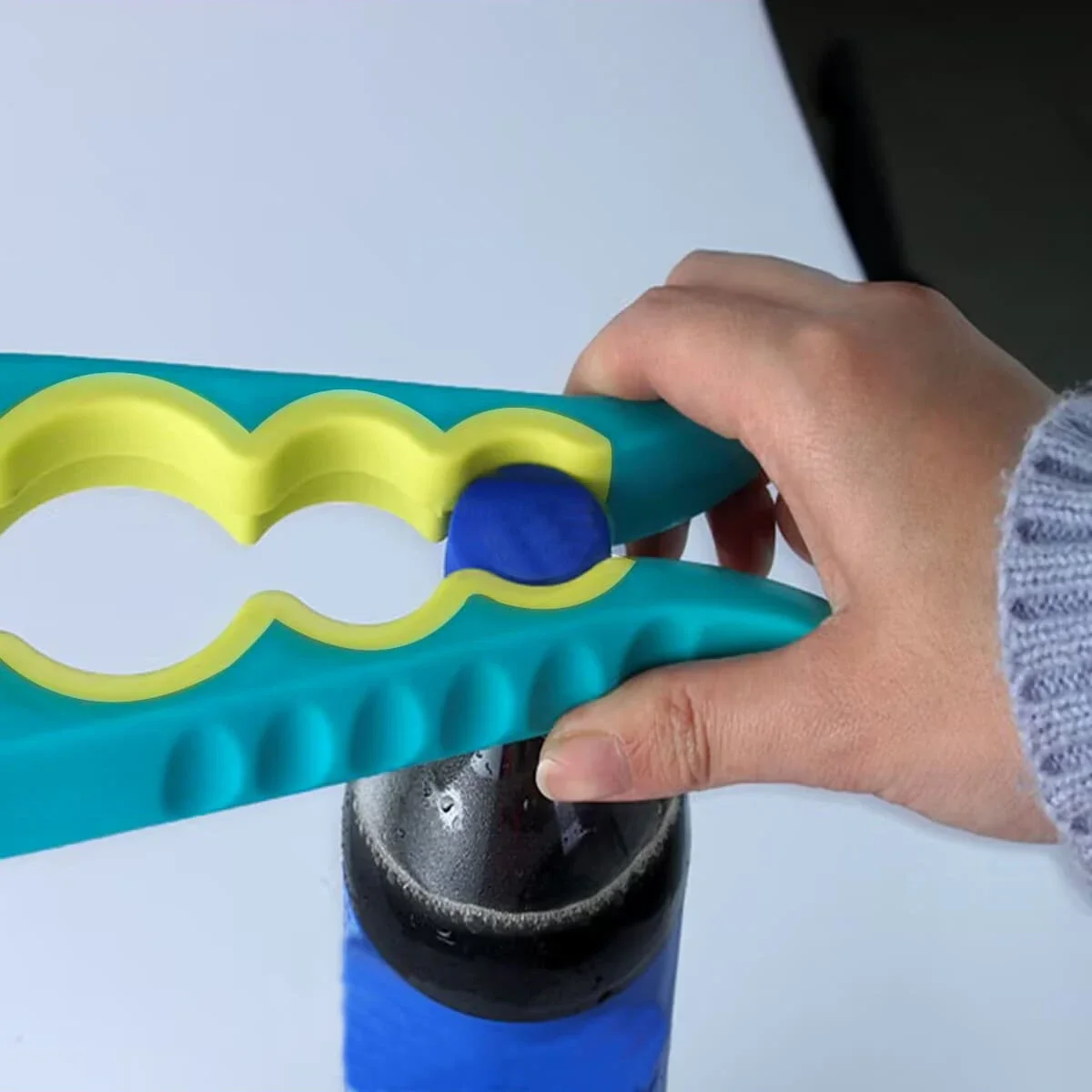 

1 шт. винтовая открывалка для консервных банок, ручная открывалка для консервных банок, многофункциональная открывалка для бутылок «четыре в одном», отвертка с винтовой крышкой, энергосберегающее устройство