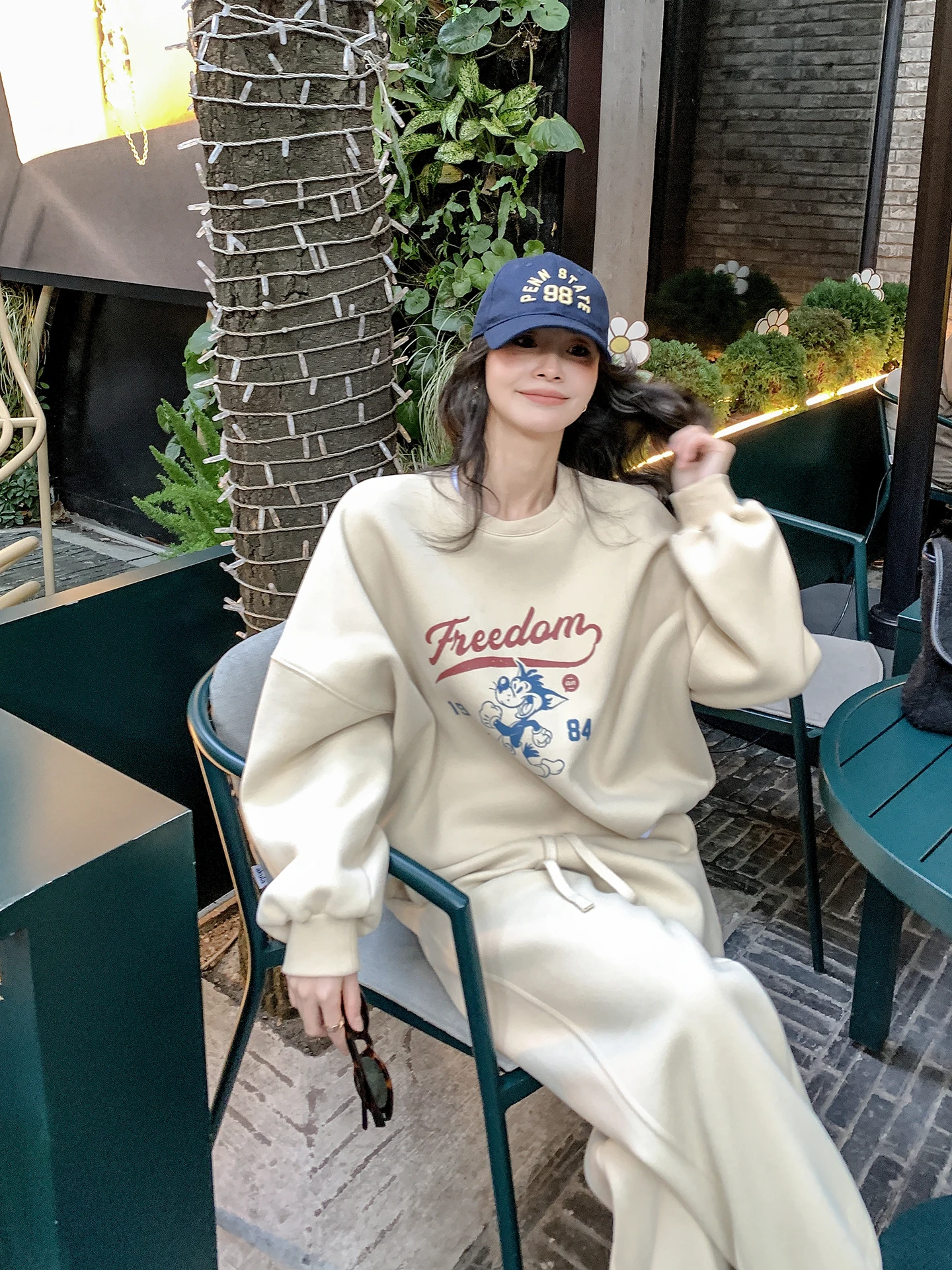 

LIYSENIOR Freedom Snowy Cartoon Print Sweatirt And Pants Set Women's Casual Loose Fit Long Sve Winter Outfit