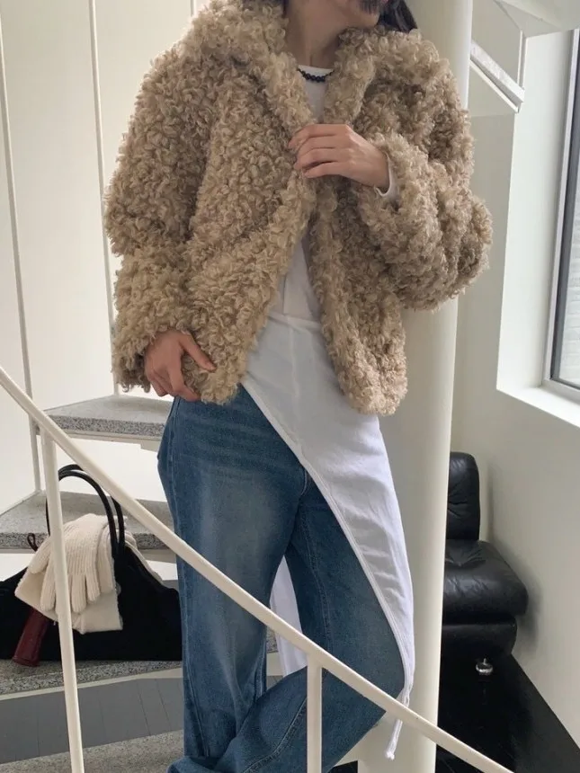 معطف شتوي دافئ من الفرو الصناعي للنساء أنيق جديد أنيق متعدد الاستخدامات ذو ملمس راقي ملابس خارجية عصرية من ألياف البوليستر