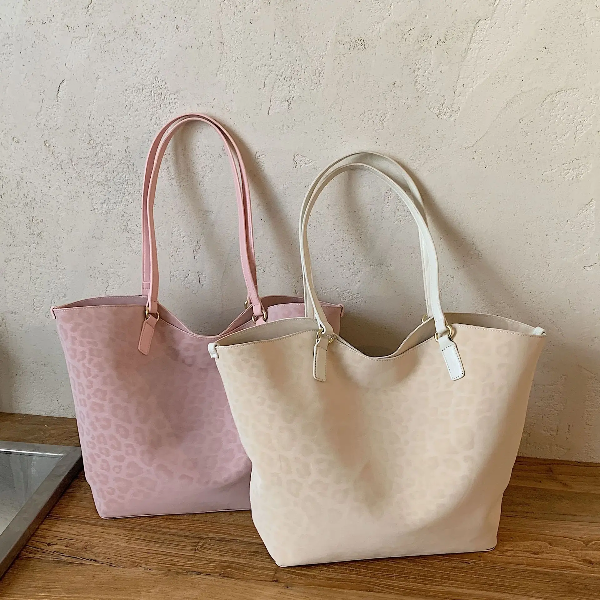

Trendy New Women Leopard PU Shoulder Bag Print Large Capacity Retro Minimalist Tote Handbag Casual Commute Fashion Large Bag