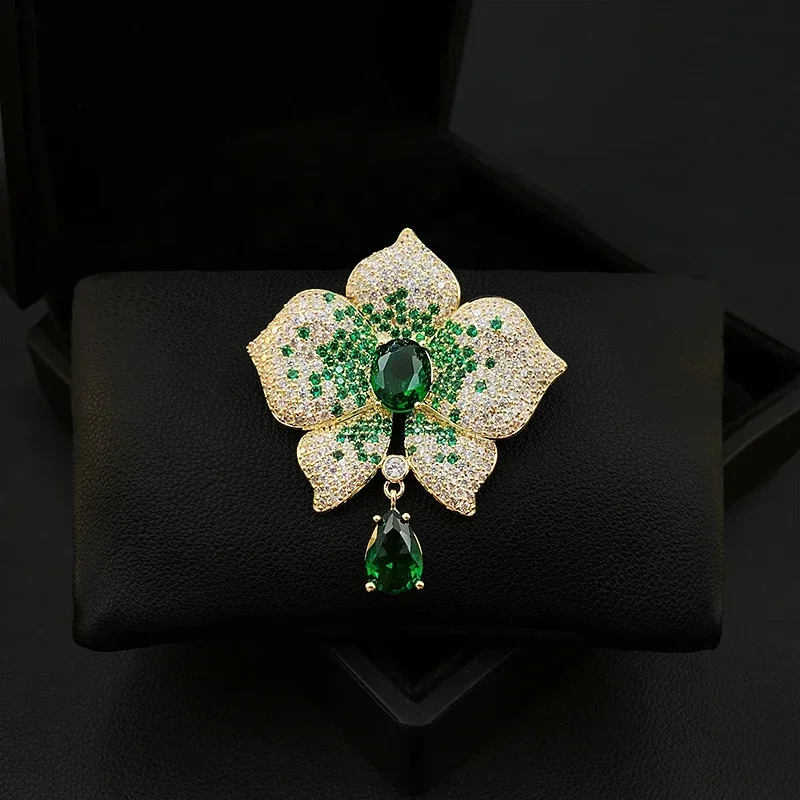 

High-End Elegant Green Camellia Flower Brooch Women Suit Neckline Corsage Luxury Coat Cardigan Pin Sweater Ornament Jewelry 5367