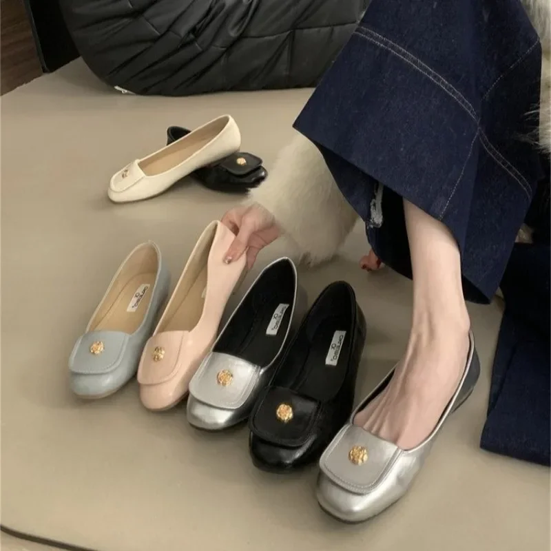 

Women's Flat Shoes Camellia Metal Decoration One Kick Anti-slip Women Shoes Dress Leisure Spring Soft Bottom Zapatillas De Mujer