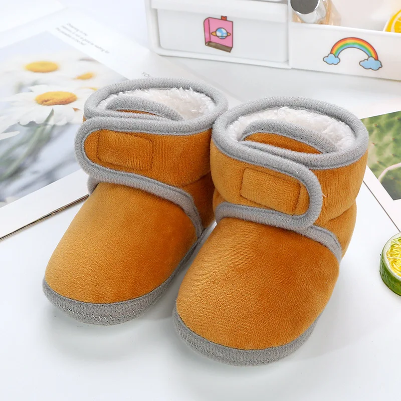 Nuevos zapatos para bebés pequeños, zapatos de invierno de suela blanda, botas medias informales de otoño, zapatos pequeños antideslizantes de algodón de corte bajo para bebés