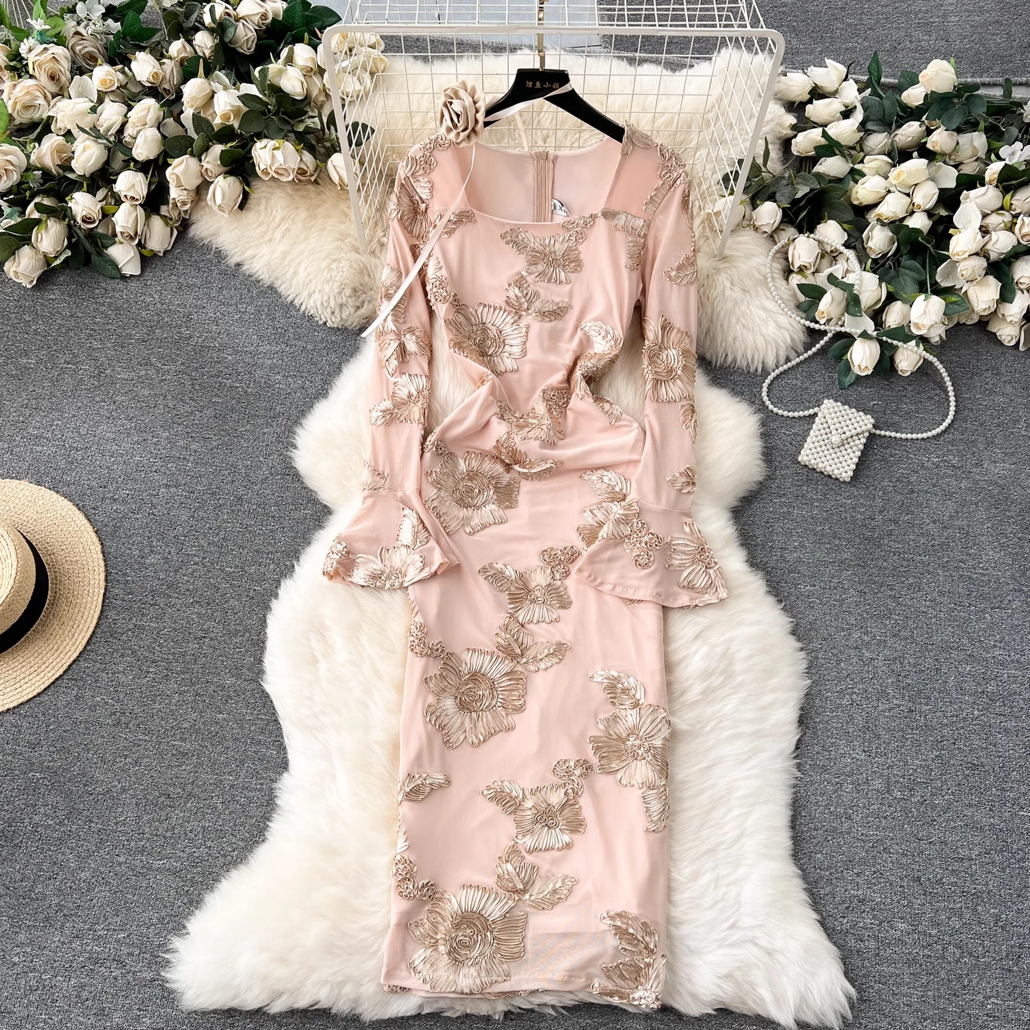 فستان أنيق بتصميم أنثوي مطرز بتصميم زهري ثقيل بأكمام طويلة وطول متوسط مع أكمام منفوخة