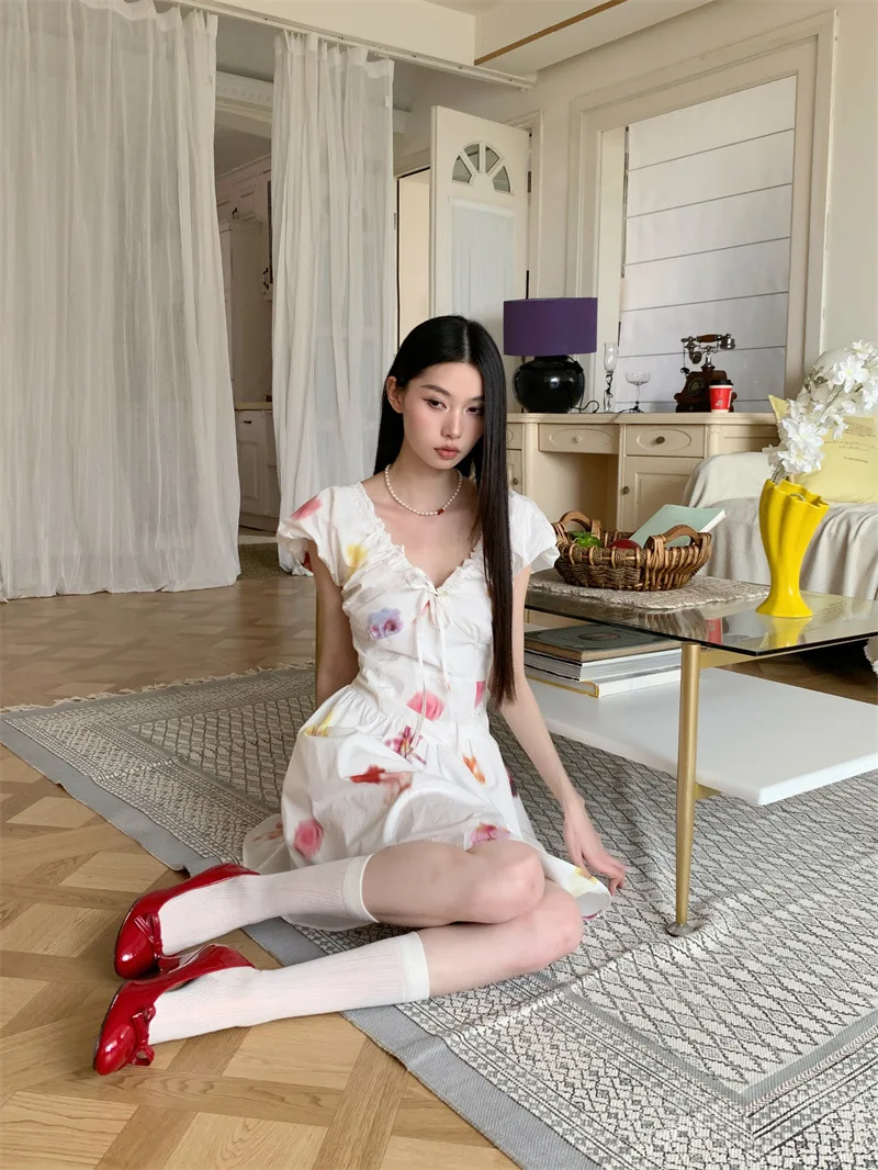 프랑스어 레트로 v 넥 프린트 퍼프 슬리브 화이트 꽃 미니 드레스 여성용 여름 슬림 피트 캐주얼 목가적 스타일 a 라인 드레스