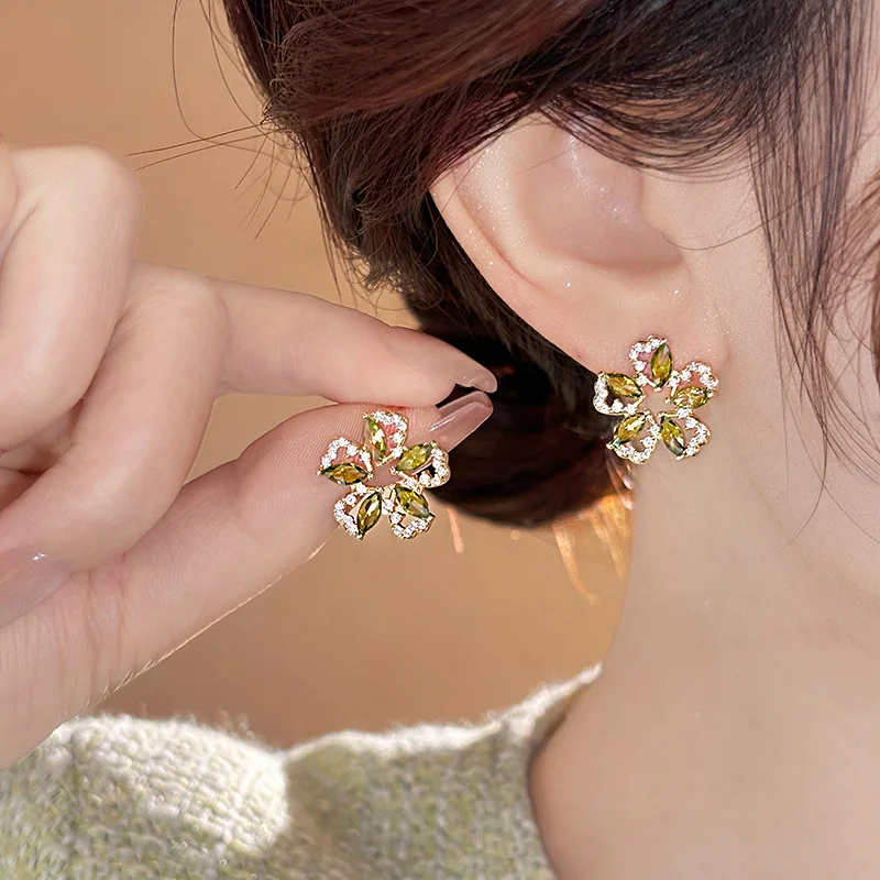 Luxury with a touch of elegance Elegance Personality Specialized Exquisite Magnificent Flower Green Crystal Earrings