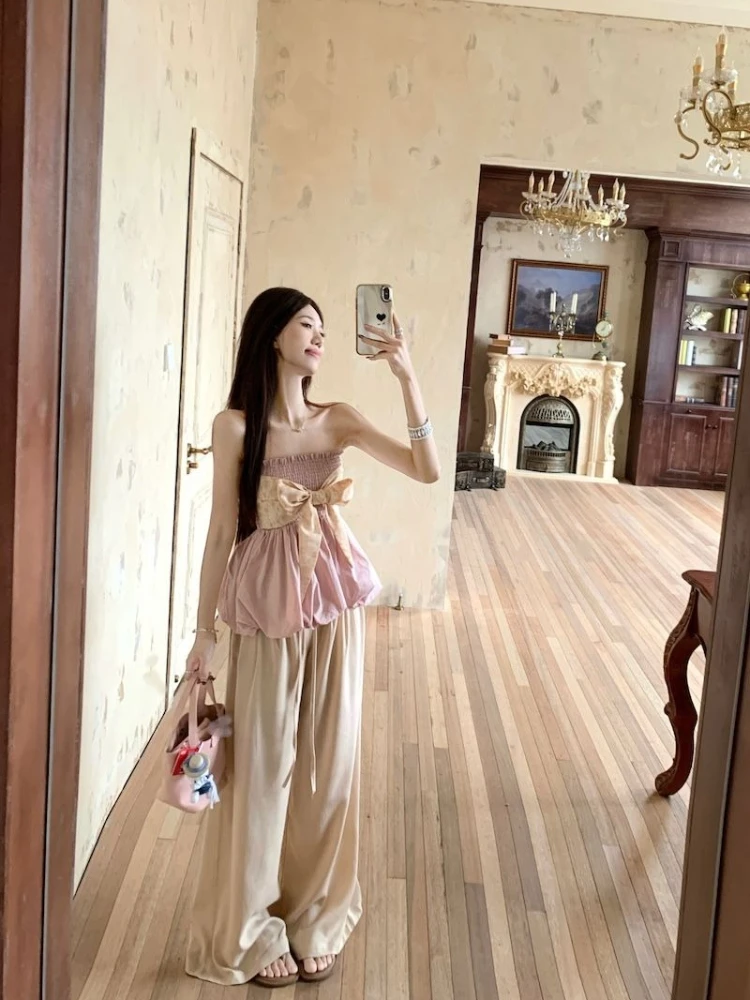 

Комплект из двух предметов: укороченный топ без бретелек и широкие брюки. Премиум-качество, чистый и сексуальный стиль. Женская летняя мода 2026 года.