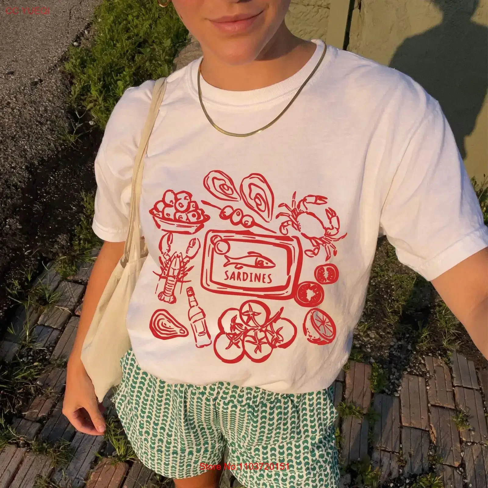 Футболка с принтом «La Dolce Vita»: девушка с помидором, летний рынок, Италия, подарок, ужин, коллаж, сардины, устрицы, винтаж