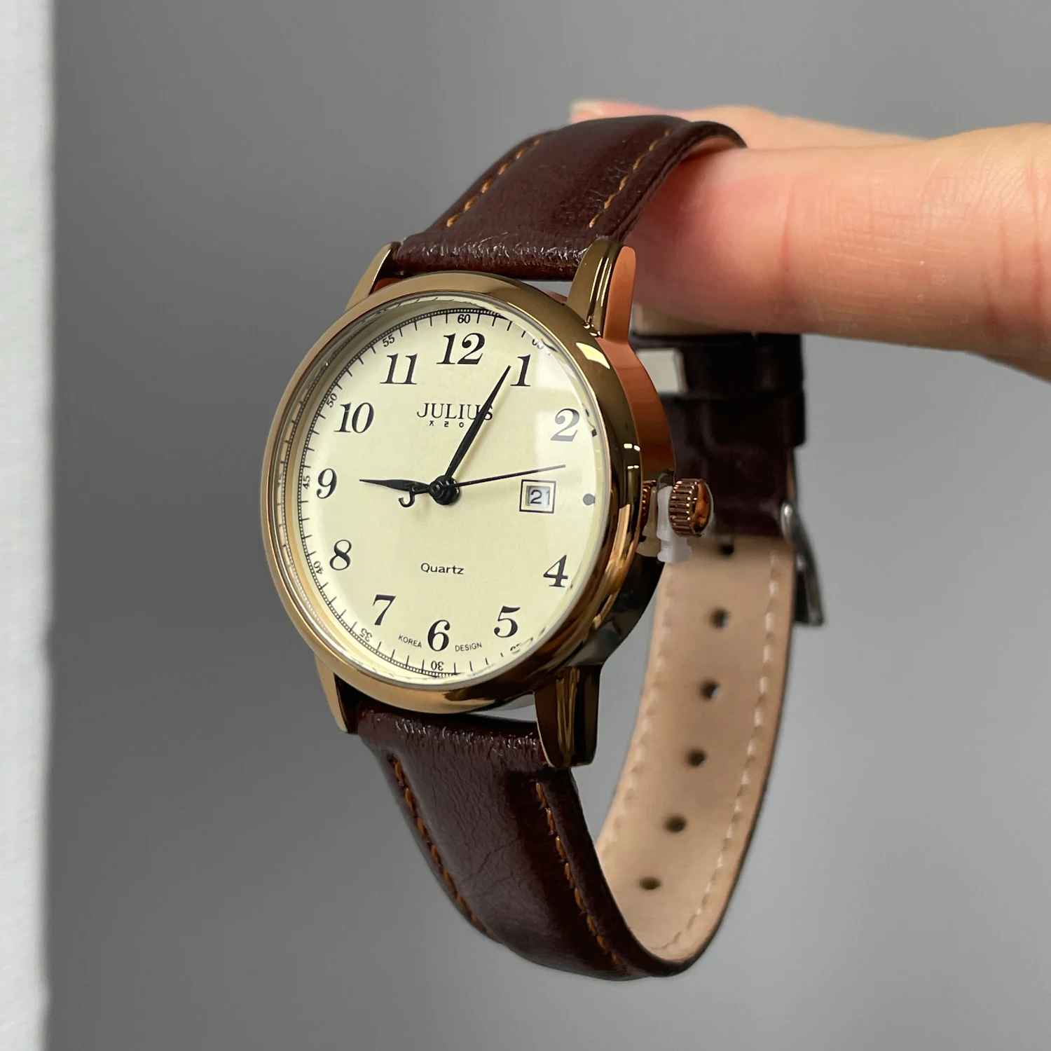 Large dial brown gold watch for women 2026 new art design women's watch retro high quality fashion quartz watch gift for women