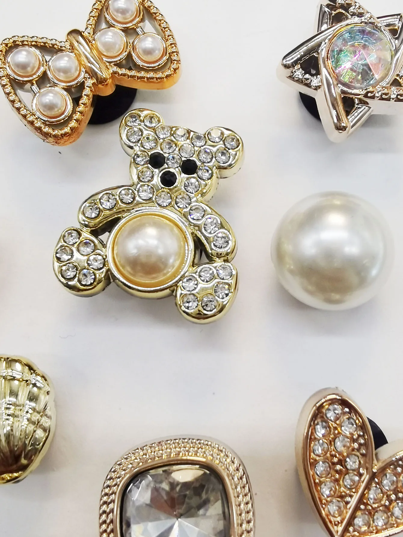 16-teiliges Set Harz-Bären-Schuhcharms Zubehör Herzförmige Schuh-Clips für Clogs DIY-Dekorationen Künstliche Perlen Schleifen-Schuhclips – Detail 4