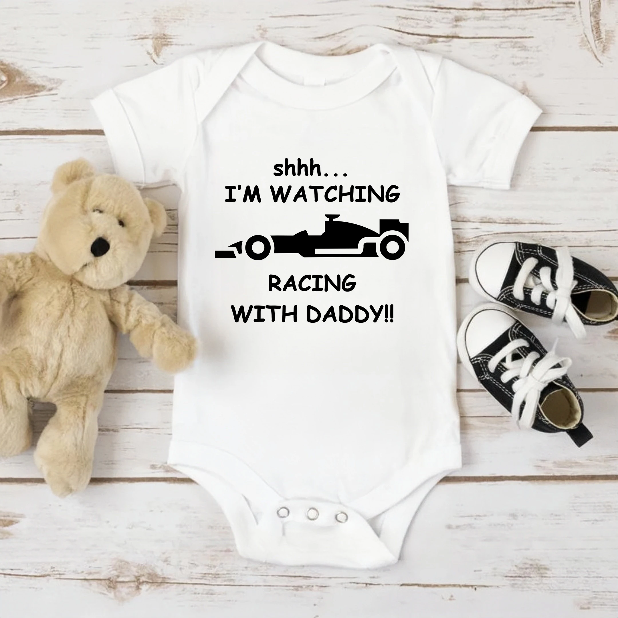 Estoy guardiendo carreras con papá, mono para recién nacido con estampado, ropa divertida de carreras para bebé, monos para niños pequeños, regalo de ducha infantil