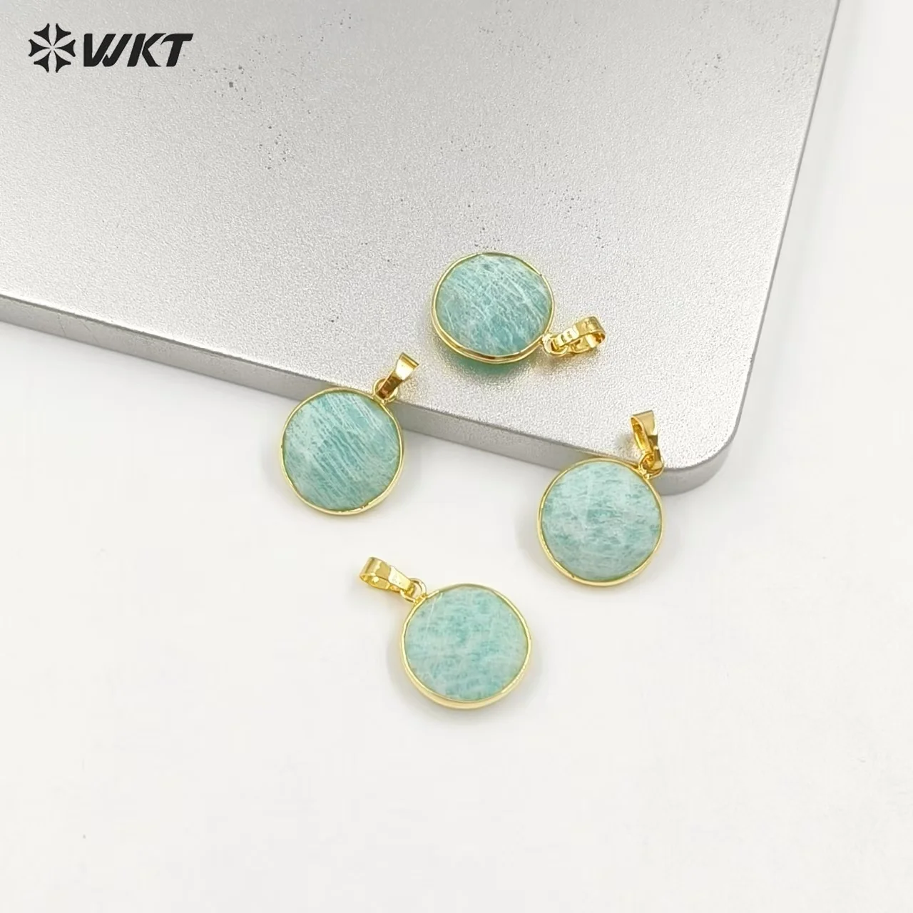 

WT-P1525 Популярный кулон из натурального камня амазонит золотого цвета круглой формы крошечные подвески для милых женщин дизайн ювелирных изделий оптовая продажа