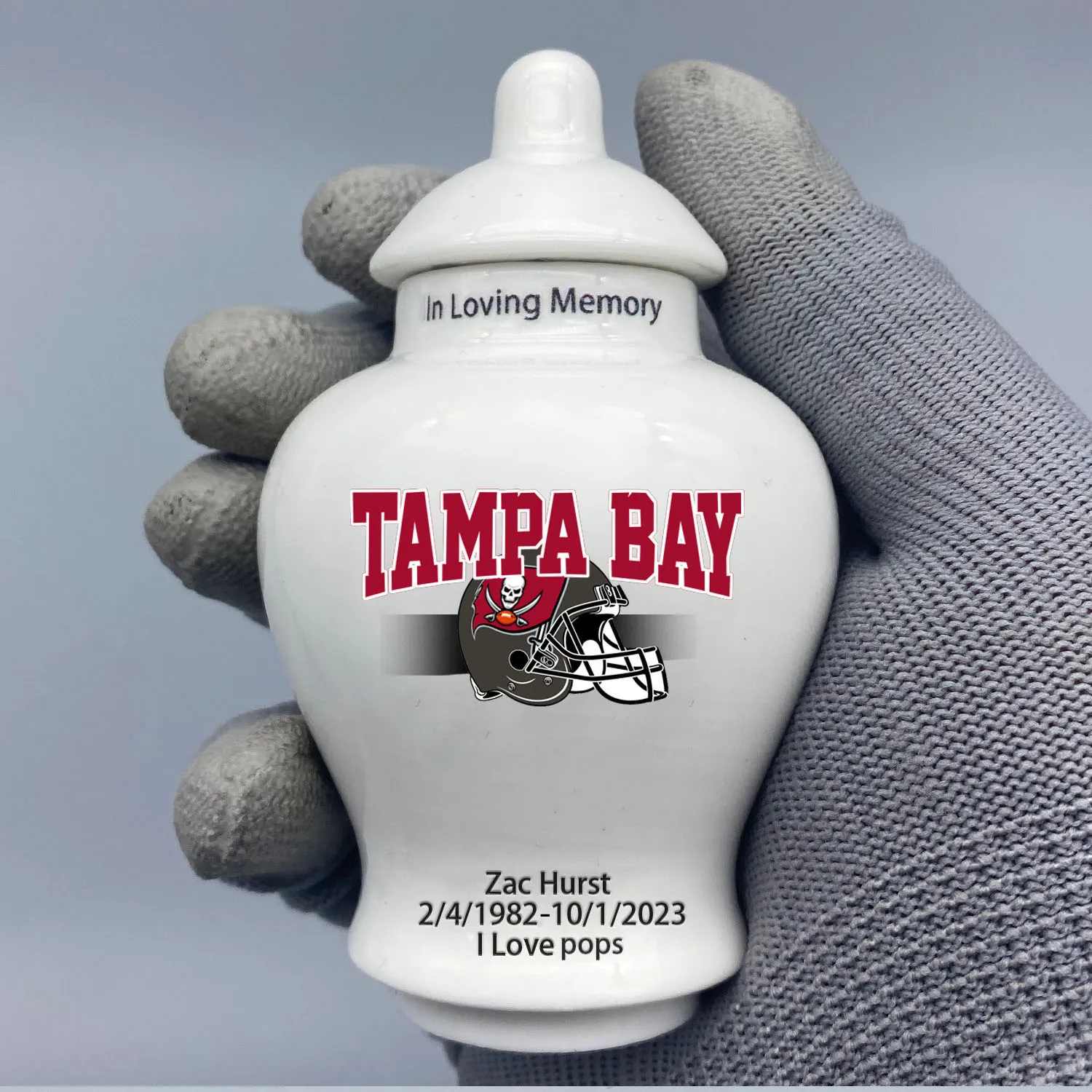 Mini-Urne für Tampa Bay Buccaneers-Logo-Urne. Bitte senden Sie mir die Anpassungs informationen-Name/Datum und Nummer auf der Urne