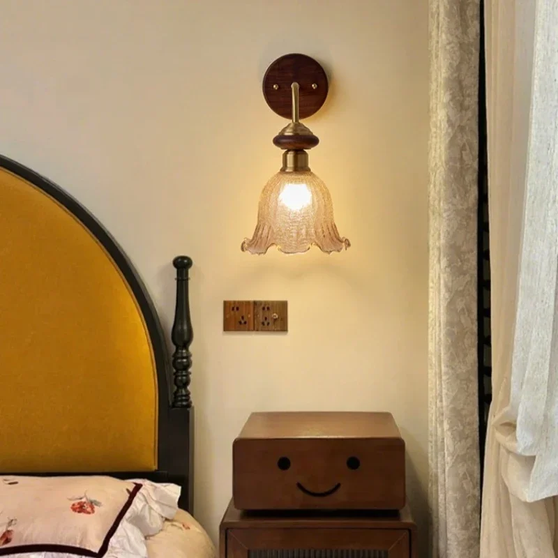 

French medieval wall lamp, retro bedroom, bedside lamp, walnut brass, living room aisle, premium sense, background wall lamp