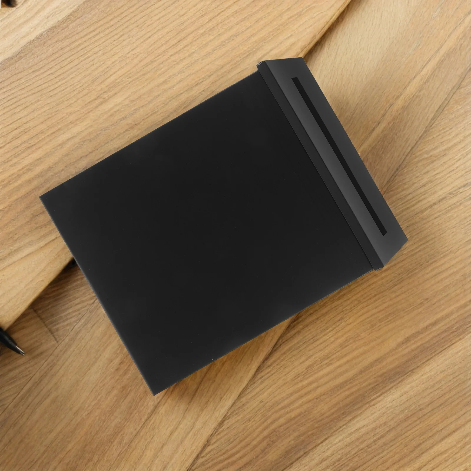 黒鉄製壁掛け式預金箱（オフィス投票用、匿名フィードバック用）、素朴な金属製郵便受け（家庭用）