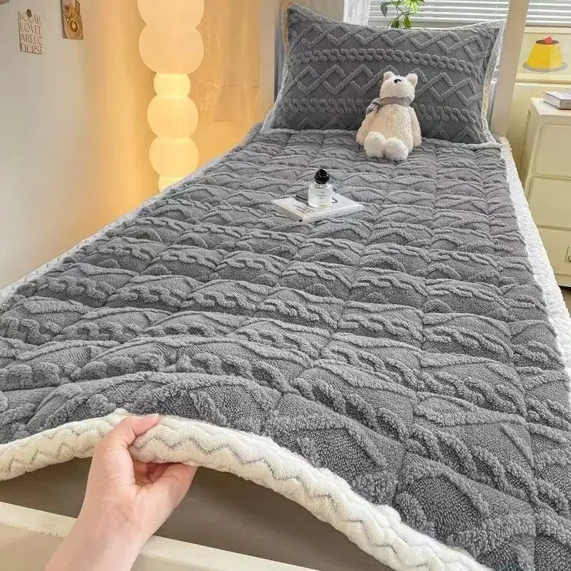 Portable Three-layer Thick Milk Velvet Mattress Cotton Dormitory Single Bed Cover Velvet Jacquard Warm and Non Slip Bedspreads