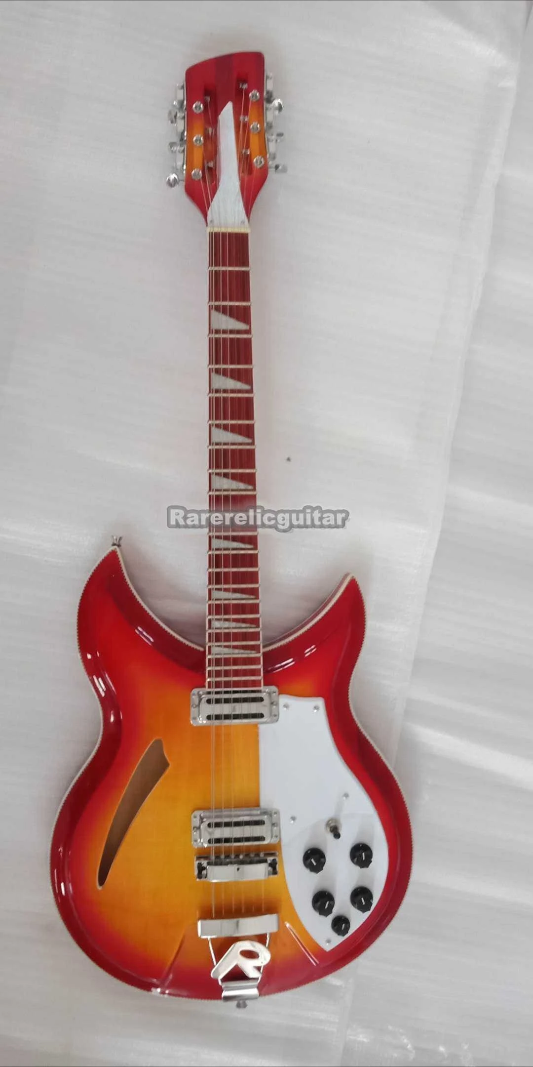 

Корпус электрогитары Cherry Sunburst 381 с верхней и задней деками из огненного клена, с грифом R Tail Bridge