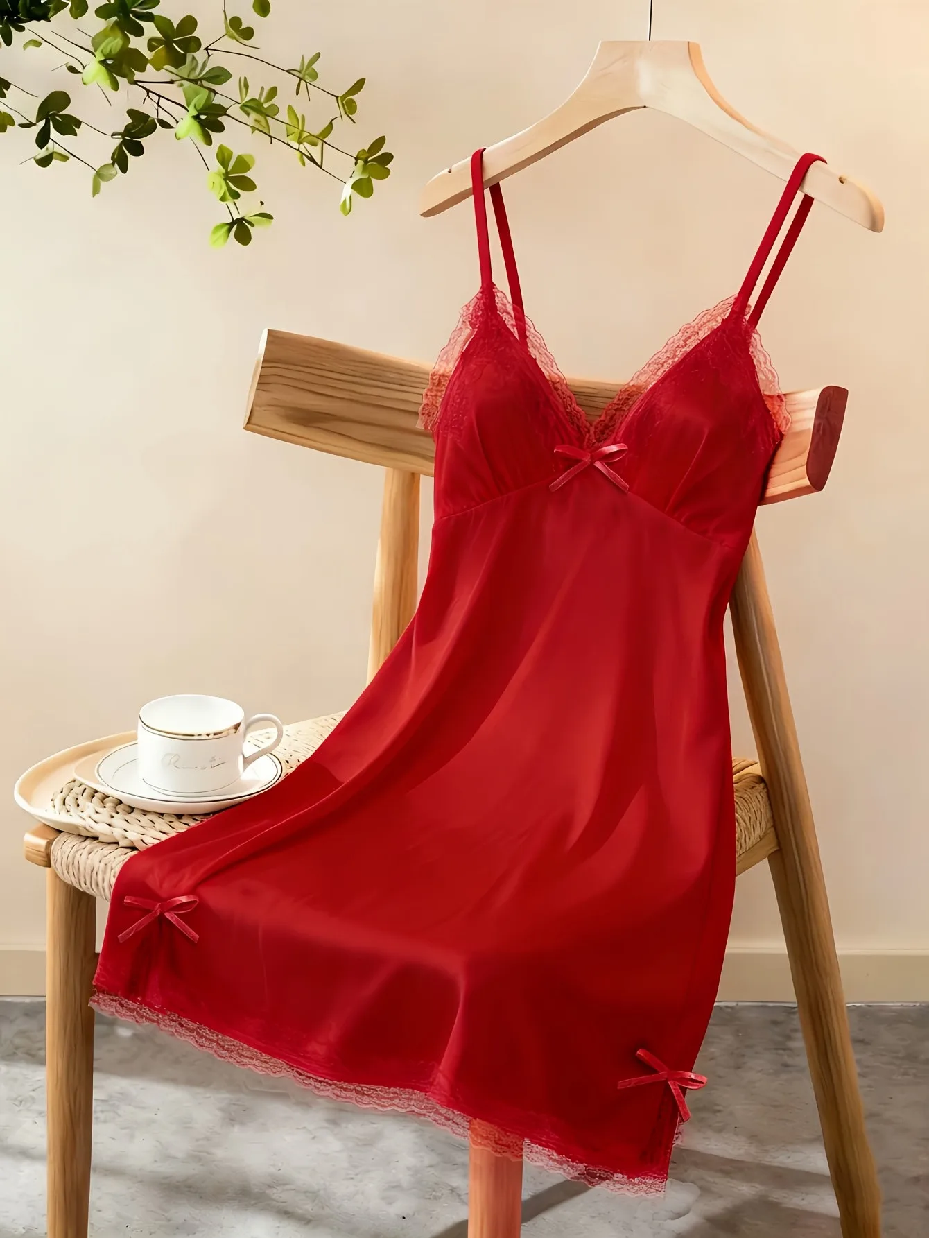 Damen Satin-Nachthemd mit Spitzenbesatz, Spaghetti-Träger, Seidiges Nachthemd, Elegante Nachtwäsche, Heim-Lingerie – Detail 6