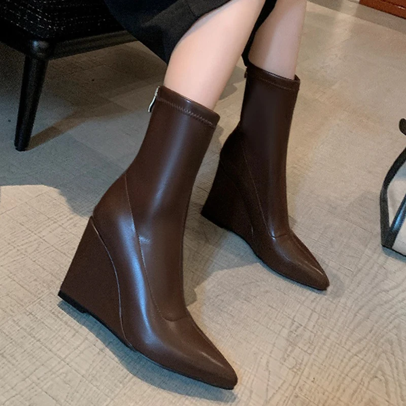

Женские ботинки на танкетке, кожаная обувь с острым носком, зимние короткие сапоги на высоком каблуке, 2022, дизайнерские брендовые туфли-лодочки, ботинки челси на молнии Mujer