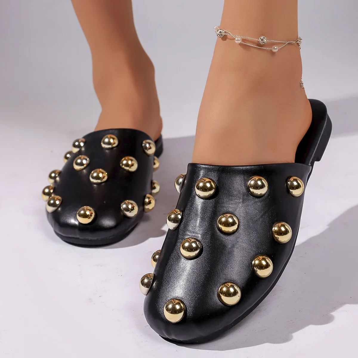 Bequeme Slip-On-Sandalen mit Metallnieten, lässige, abgedeckte Zehenpartie, weiche Gummisohle, flache Schuhe für den Alltag – Detail 15