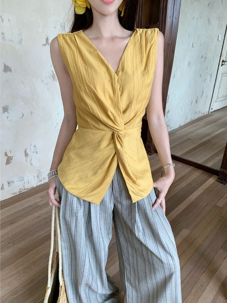 

Летний женский комплект в стиле отдыха: топ с узлом и широкие брюки в полоску в стиле французского ретро