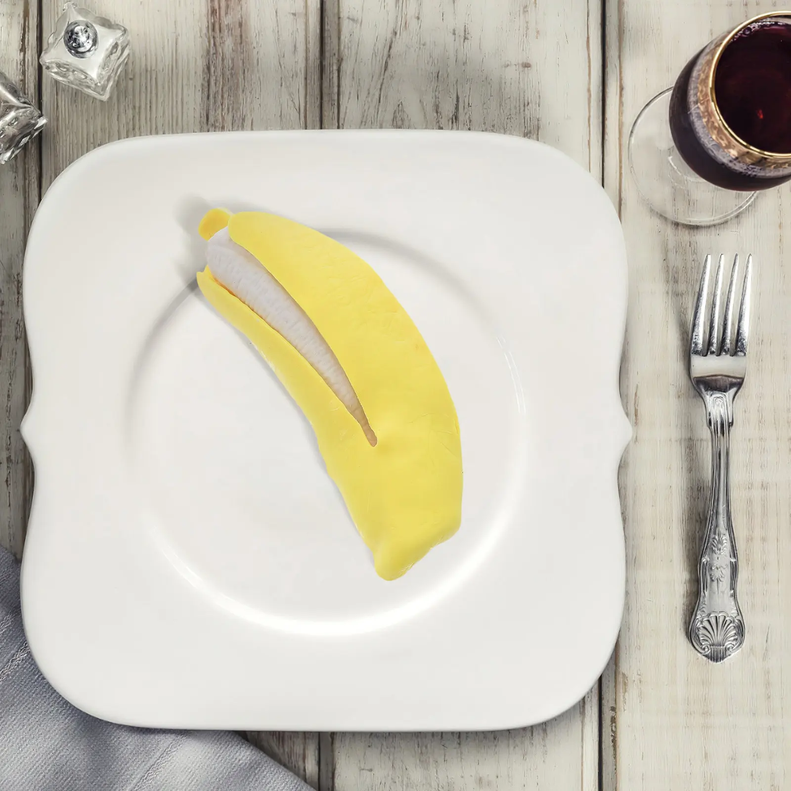 

Креативный реалистичный реквизит для розыгрышей в виде банана: изысканный дизайн, яркий желтый оттенок, мягкий безопасный материал. Для офисного стола, прикроватной тумбочки, кухни.