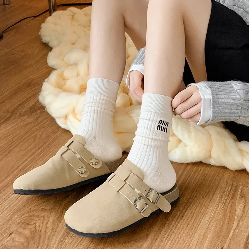 1 Pair Fashion Autumn Winter New Women Socks Cotton Embroidery Middle Tube Designer Socks Pure Color Sports