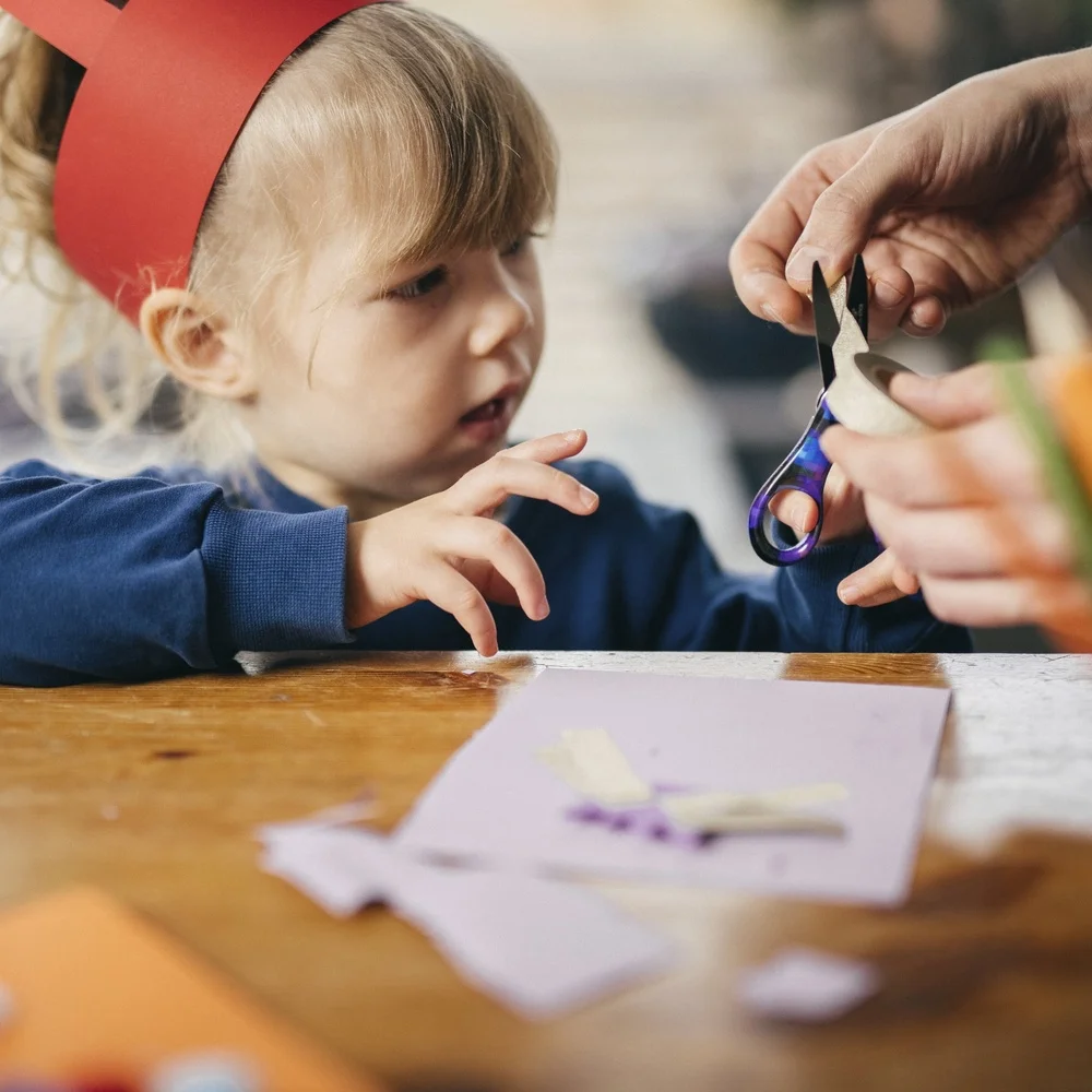 2 عبوة من مقص الأطفال لليد اليسرى مقاس 5 بوصة طرف مدبب غير لاصق تصميم مريح للفصول الدراسية وصياغة القطع الآمن #6