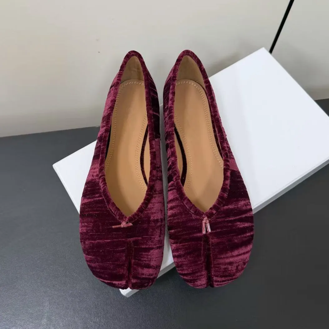 French Wine Red Velvet Split Toed Pig Hoof Ballet Shoes for Women 2026 Spring and Autumn New Style Coarse Heel Single Step Shoes