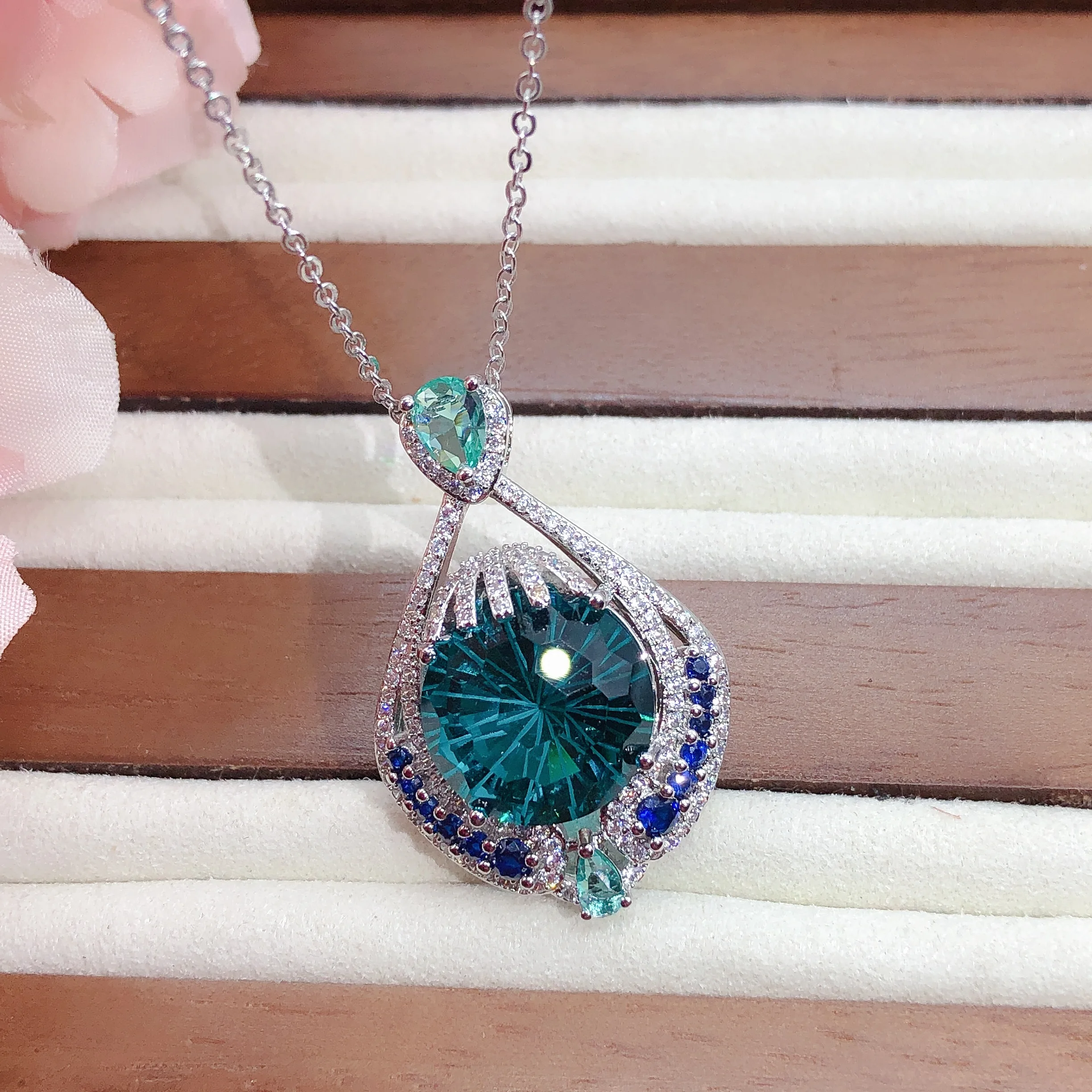 

Exquisite Large Carat Paraiba Color Pendant Nelace Women's Faion Jewelry Sparkling Firework Cut London Blue Gem Alloy