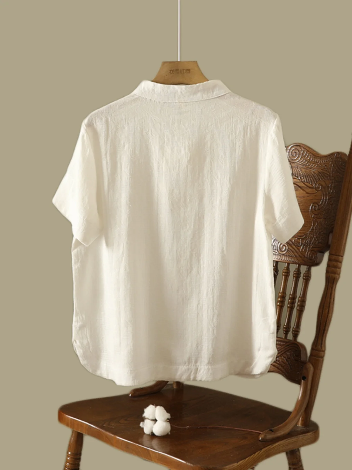 ゆったりとした綿麻または麻の女性用大きいサイズカジュアル襟サイドボタンデザイン無地サマートップ