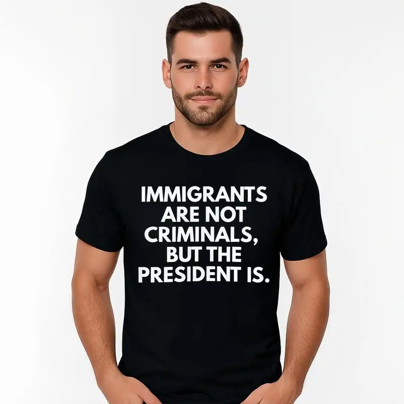 المهاجرون ليس مجرمون ولكن الرئيس مضحك تي شيرت القطن طاقم الرقبة قصيرة الأكمام عارضة الكلاسيكية الرسم المحملة