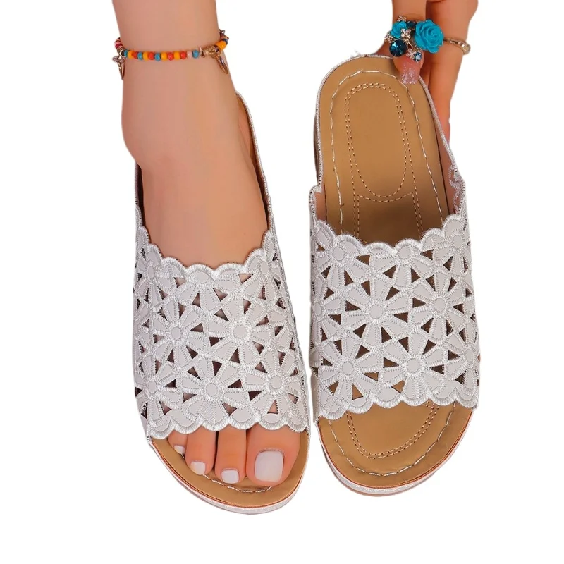 

Летние женские шлепанцы 2026: повседневные, с цветочным узором, на танкетке, пляжные, для улицы, модные, удобные, нескользящие сандалии, большие размеры до 43