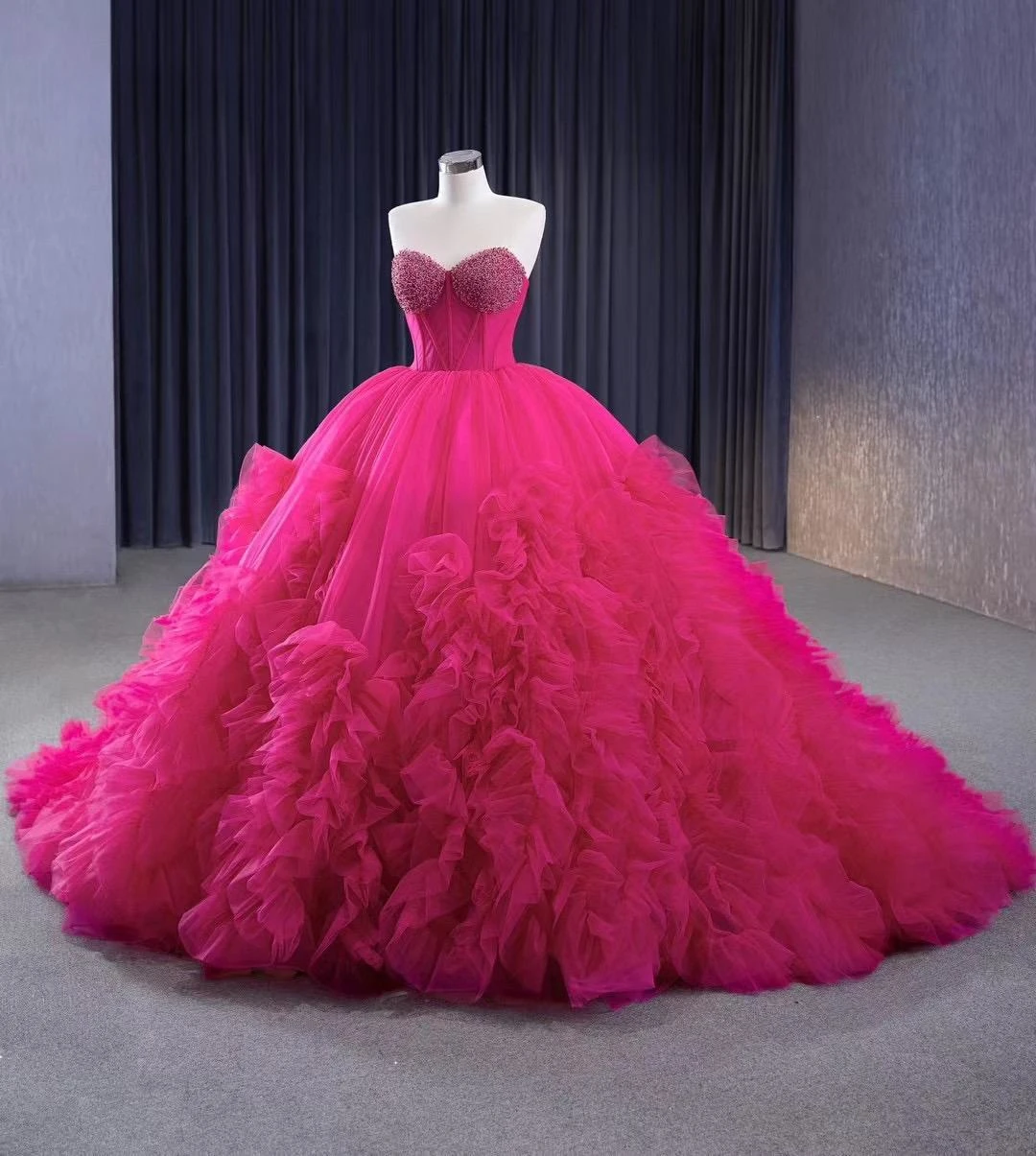 Fuchsia Charro Quinceanera Gaun gaun bola sayang Tulle Ruffles manik-manik Puffy Meksiko manis 16 Gaun 15 Anos