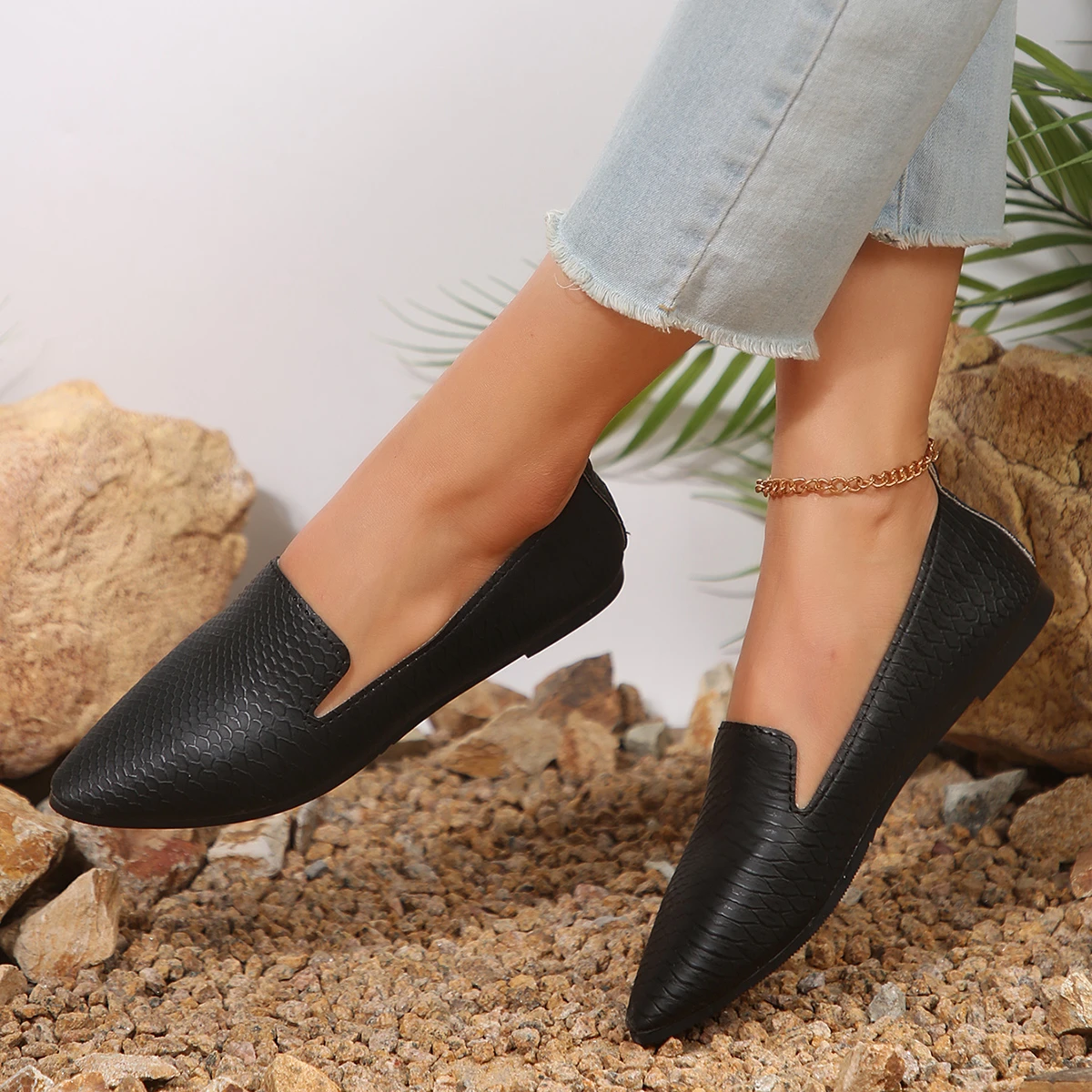 حذاء بدون كعب موضة 2024 حذاء باليه مسطح قابل للتنفس يسمح بالتهوية حذاء نسائي مسطح ناعم من الأسفل بمقدمة مدببة حذاء قارب مقاس كبير 43