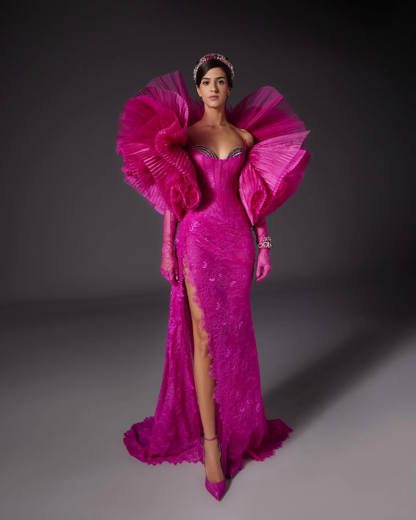 Gaun malam terpisah renda Fuchsia yang menakjubkan dengan gaun pesta Formal mode Lengan Tulle berlipat Ruched Arab kristal berkilau