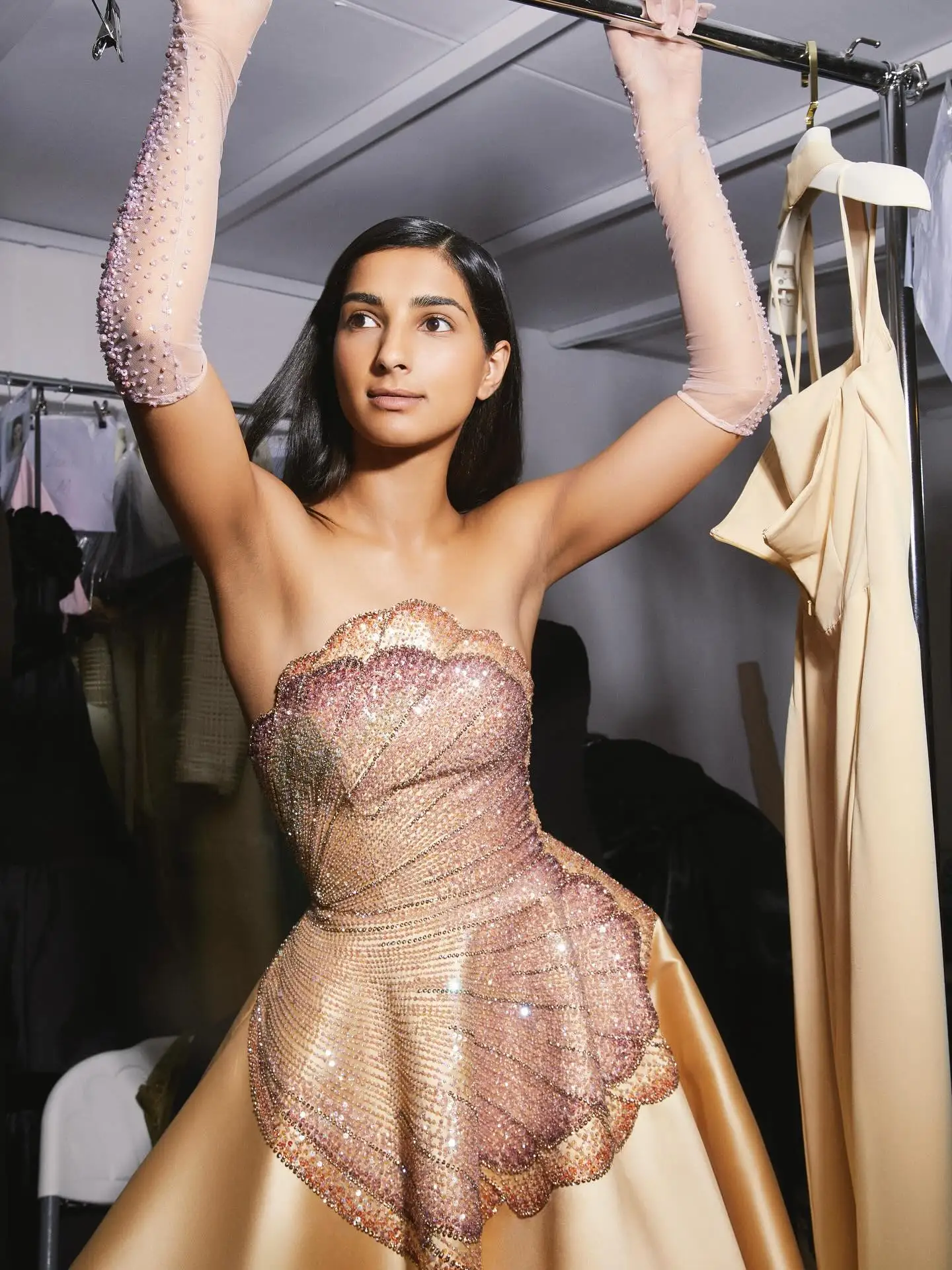 Sharon Said Dubai Luxuriöses Goldfarbenes Trägerloses A-Linien-Abendkleid mit Perlenbesetzten Handschuhen, Damen-Abendkleid SS377 Maßanfertigung – Detail 10