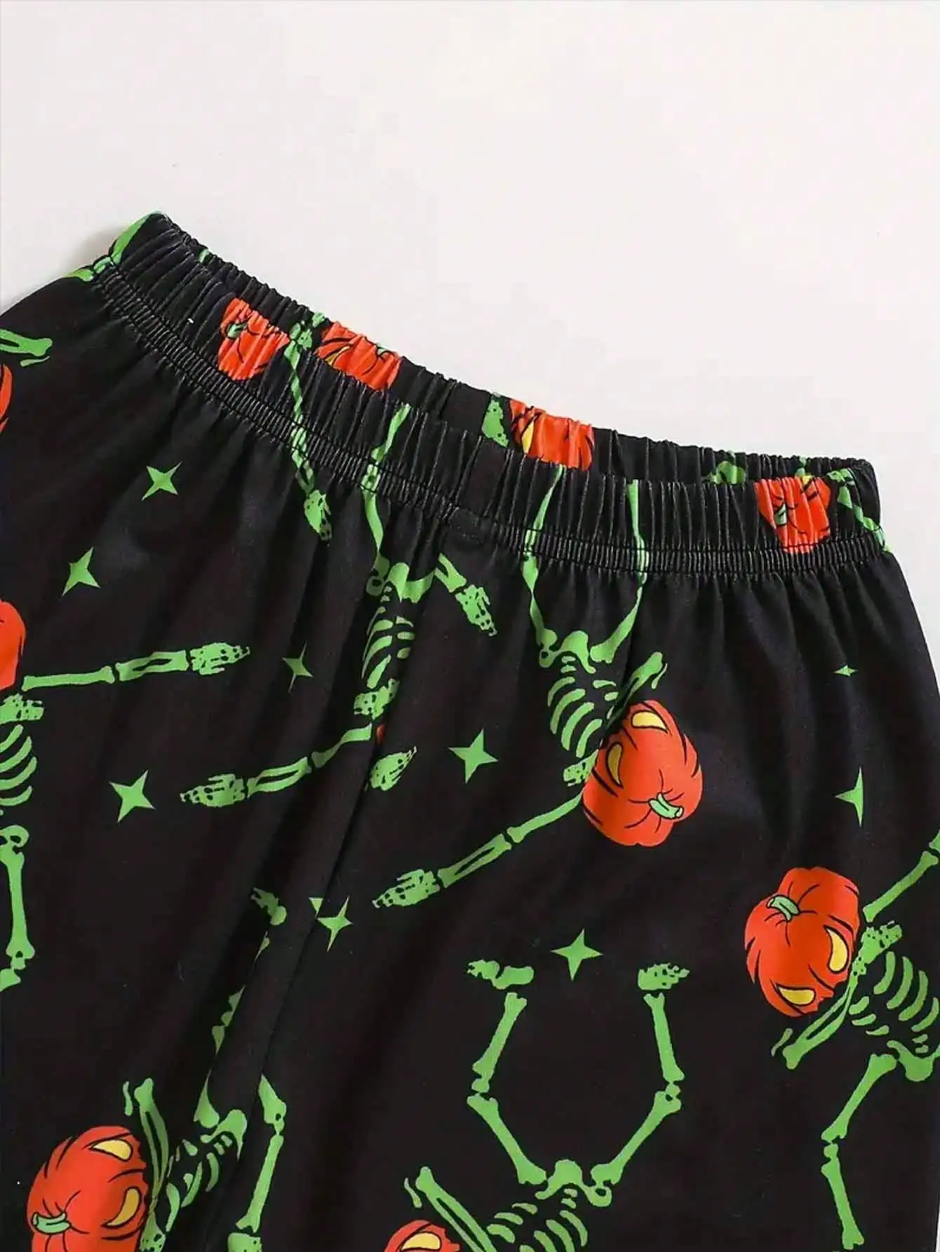 Halloween-Set für Kinder: Oberteil mit Rundhalsausschnitt und langen Ärmeln, bedruckt mit Kürbis- und Totenkopfmotiven + Hose mit elastischem Bund und bedrucktem Muster. – Detail 5