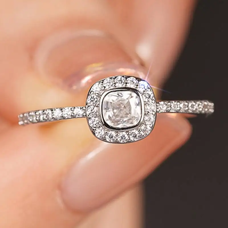 Huitan Minimalistischer Damenring mit glänzendem Cushion-CZ-Besatz, modisch, für Hochzeit, Party, dünnes Accessoire, vielseitig einsetzbar, silberfarbener Schmuck für den Alltag