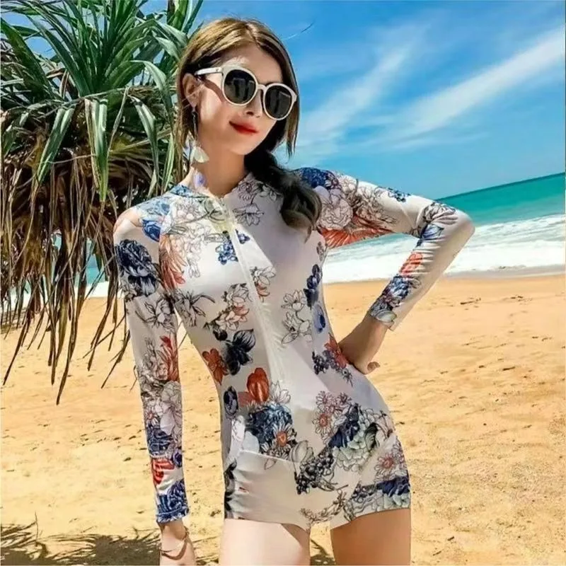 بدلة سباحة قطعة واحدة للتخسيس منقوشة بالزهور لعام 2025 |   واقي من الطفح الجلدي بأكمام طويلة مع ظهر مثلث للحماية من الشمس والغوص