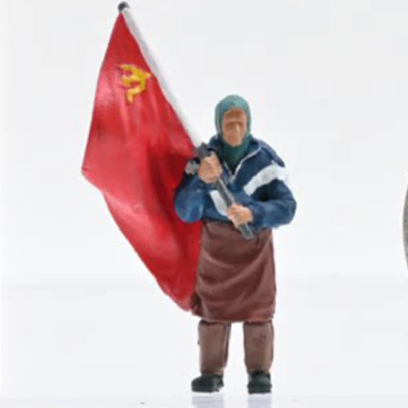 

1:72 Scale PVC Plastic Material The Old Lady Holding The Soviet Flag Soldier Suitable For Tank Scenes Collectible Decorative