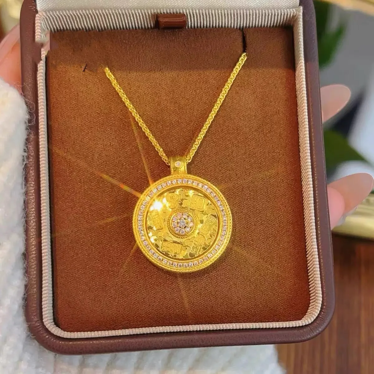 Classic exquisite retro sparkling diamond inlaid circular pendant rotatable necklace light luxury sweater chain banquet jewelry