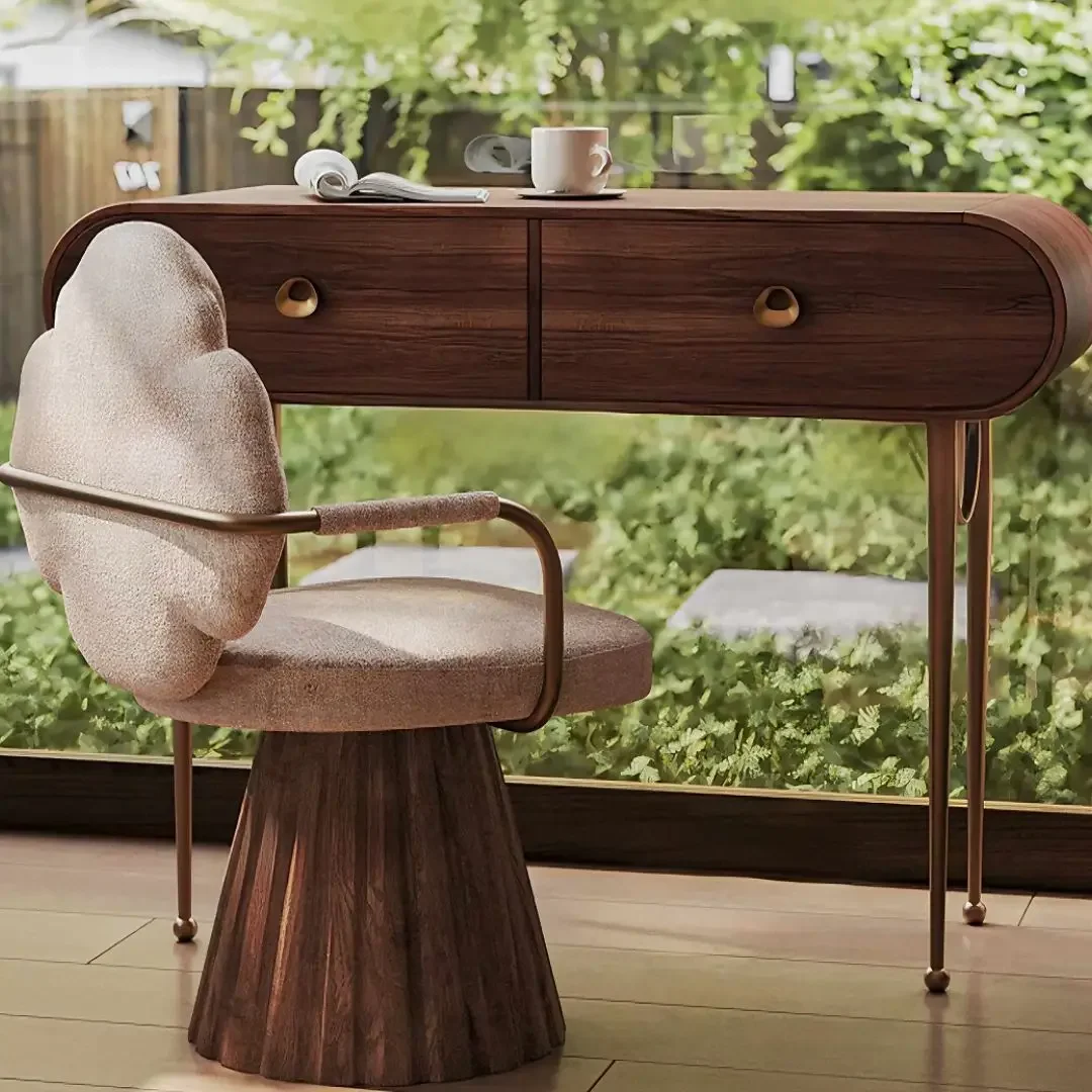 يحتوي مقعد المكياج الفرنسي القديم المستعمل على إحساس بالفخامة والأجهزة الفاخرة الخفيفة والخشب الصلب