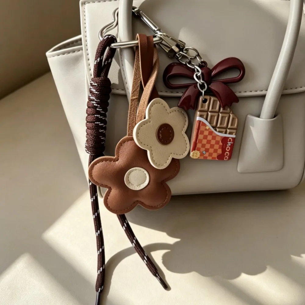 Blumen-Leder-Taschenanhänger Schlüsselanhänger, Geflochtene Kordel & Acryl-Schokoladenschleife, Niedliches Lebensmittel-Blumen-Accessoire für Frauen und Mädchen – Detail 1